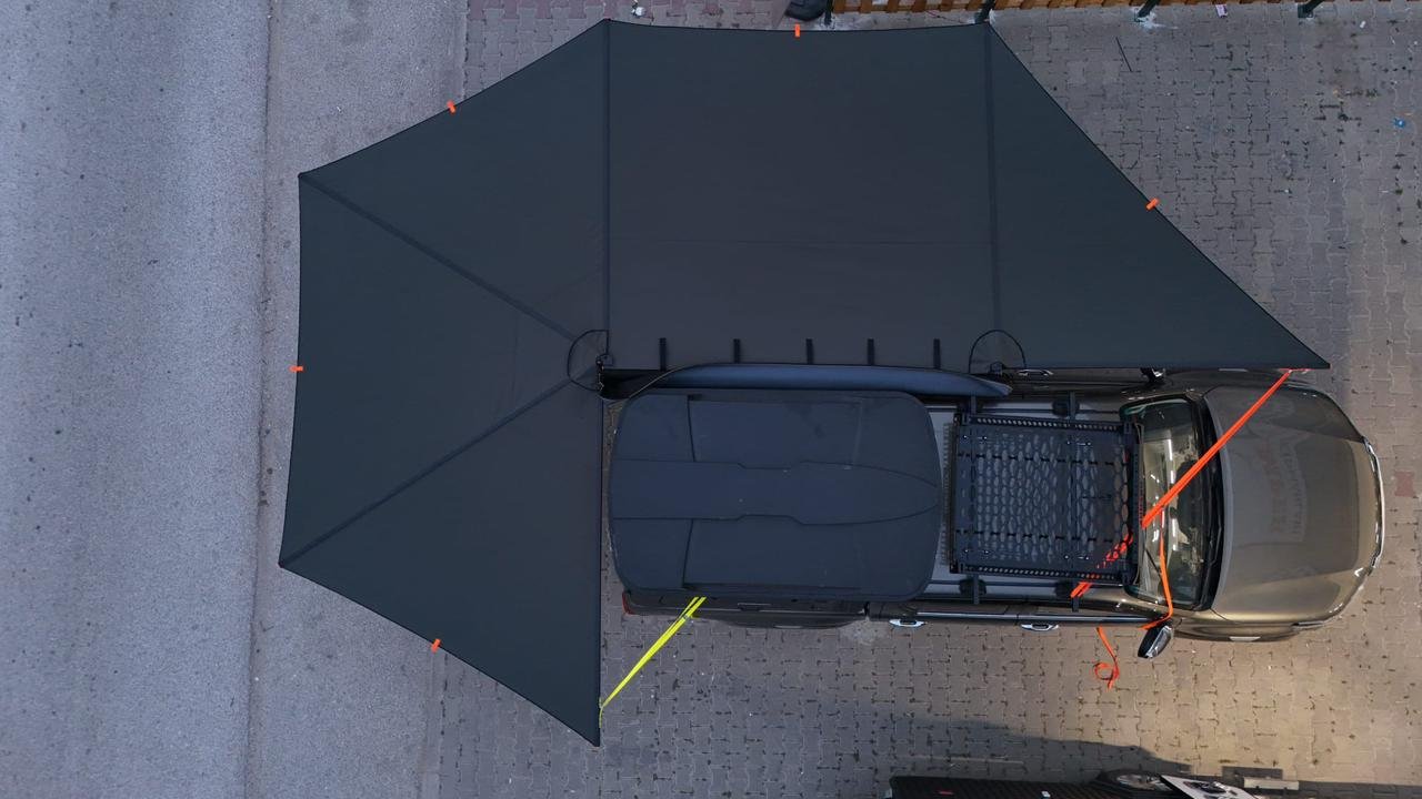 270-side-awning-atlas-series-01 (1) Πλαϊνή τέντα αυτοκινήτου 270 Atlas Series με εμπρόσθια κάλυψη τοποθετημένη σε όχημα overlanding, προσφέροντας αυξημένη σκίαση και προστασία από ήλιο και βροχή