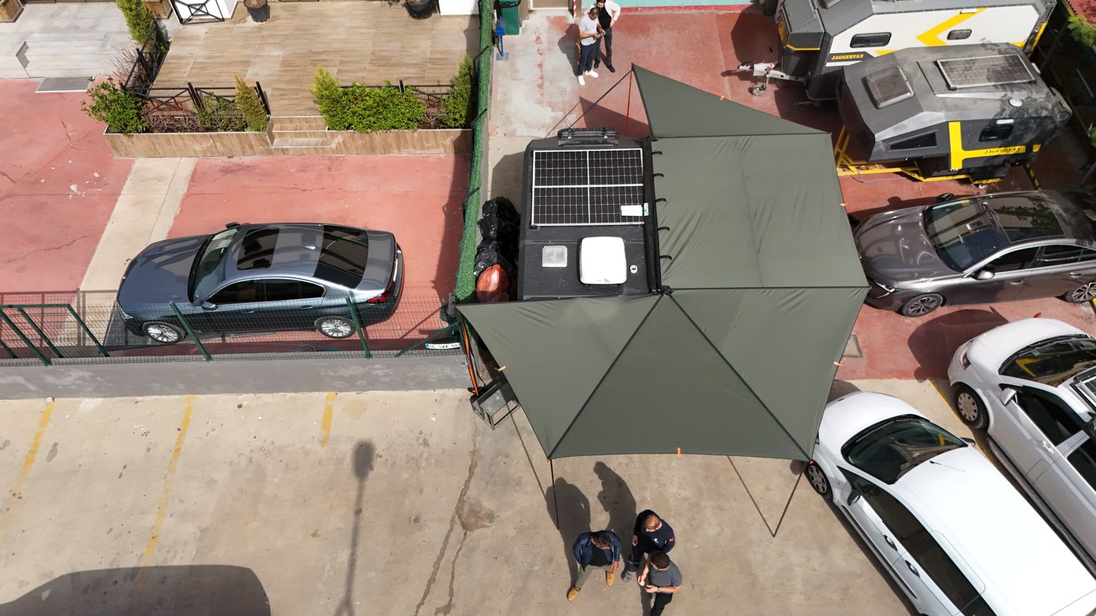 270-side-awning-atlas-series-01 (10) Τέντα 270 μοιρών αυτοκινήτου αναπτυγμένη δίπλα σε τροχόσπιτο και όχημα camping