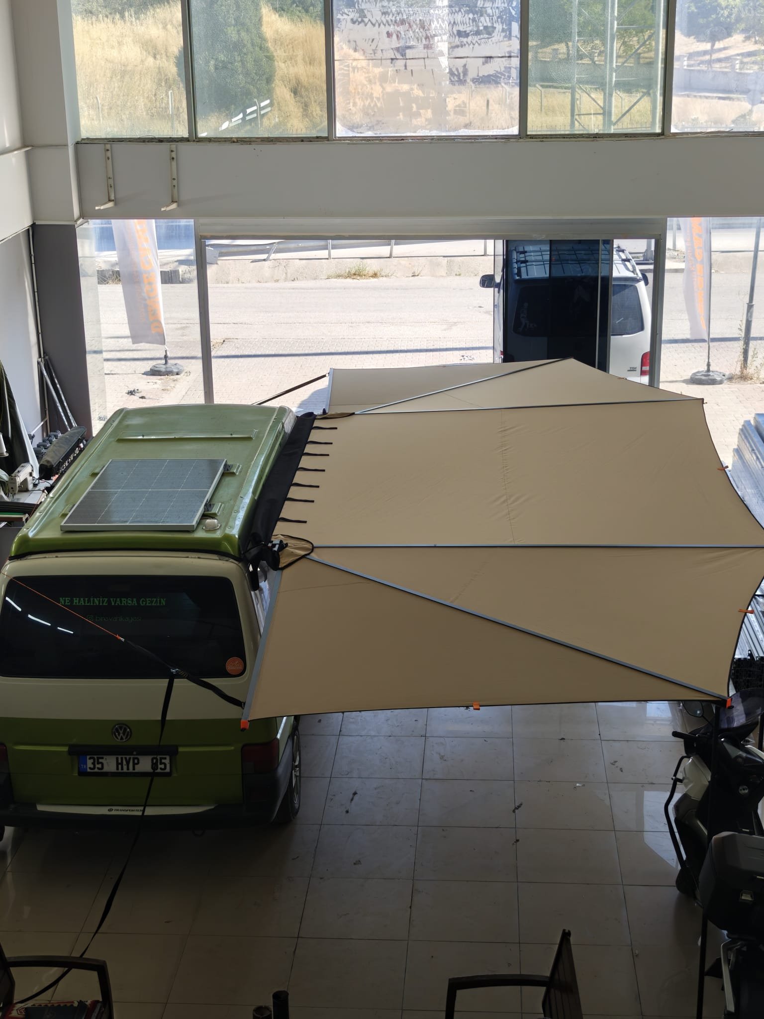 270-side-awning-atlas-series-01 (5) Πλαϊνή τέντα αυτοκινήτου 270 Atlas Series σε μπεζ χρώμα με εμπρόσθια κάλυψη, τοποθετημένη σε όχημα overlanding