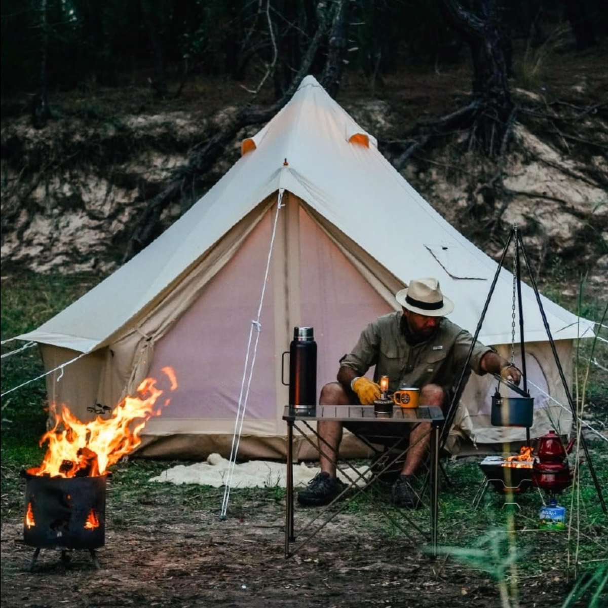 Camping setup με σκηνή κάμπινγκ, φωτιά και outdoor εξοπλισμό