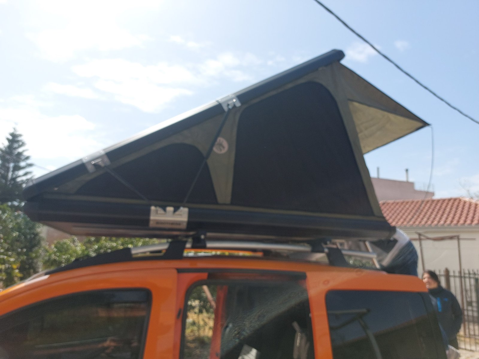 brotherscamp-aluminium-rooftop-tent-triangle (1)-2 Brothers Camp Triangle aluminium rooftop tent mounted on a Fiat Qubo, close side view showing the wedge-shaped design and deployed camping setup.