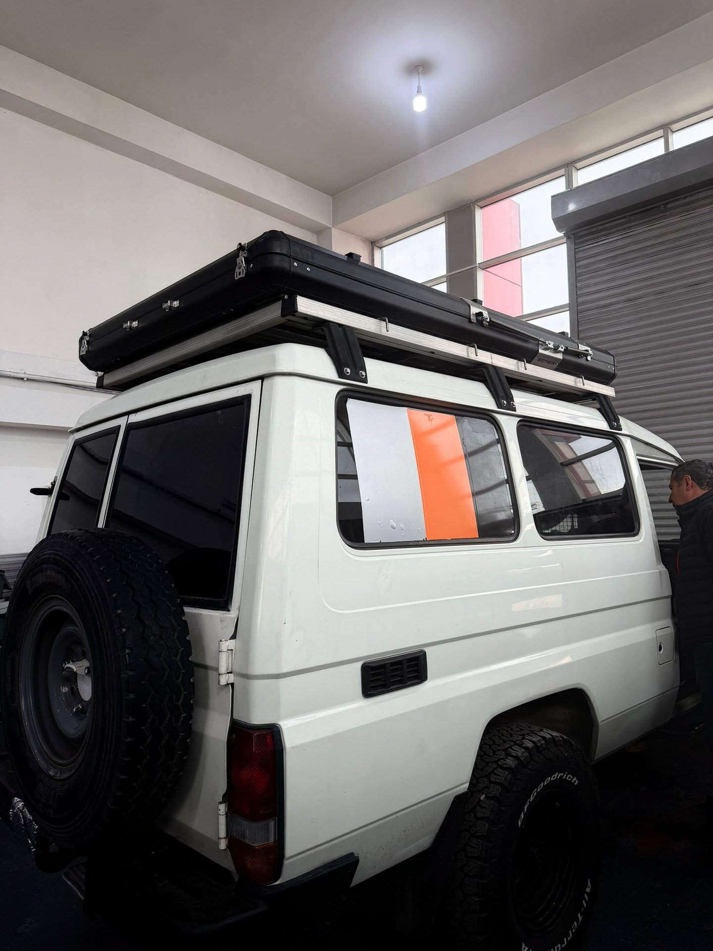 brotherscamp-aluminium-rooftop-tent-triangle (10)-2 Brothers Camp aluminium rooftop tent in closed position mounted on a 4x4 vehicle