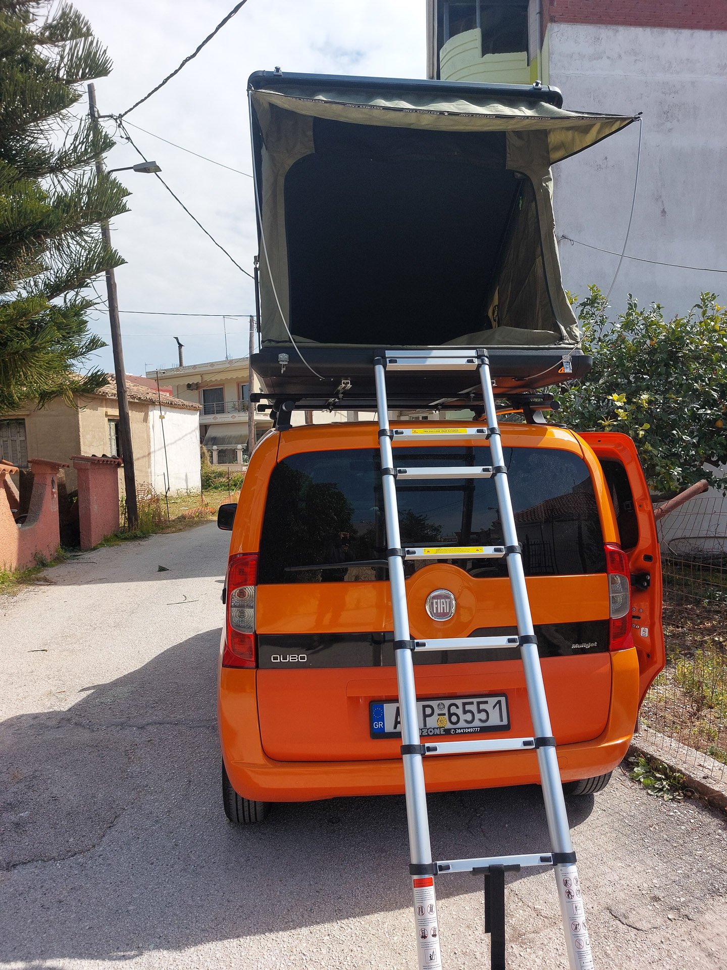 brotherscamp-aluminium-rooftop-tent-triangle (3)-2 Brothers Camp Triangle aluminium rooftop tent mounted on a Fiat Qubo, rear view showing the entrance and telescopic ladder for camping and overlanding.