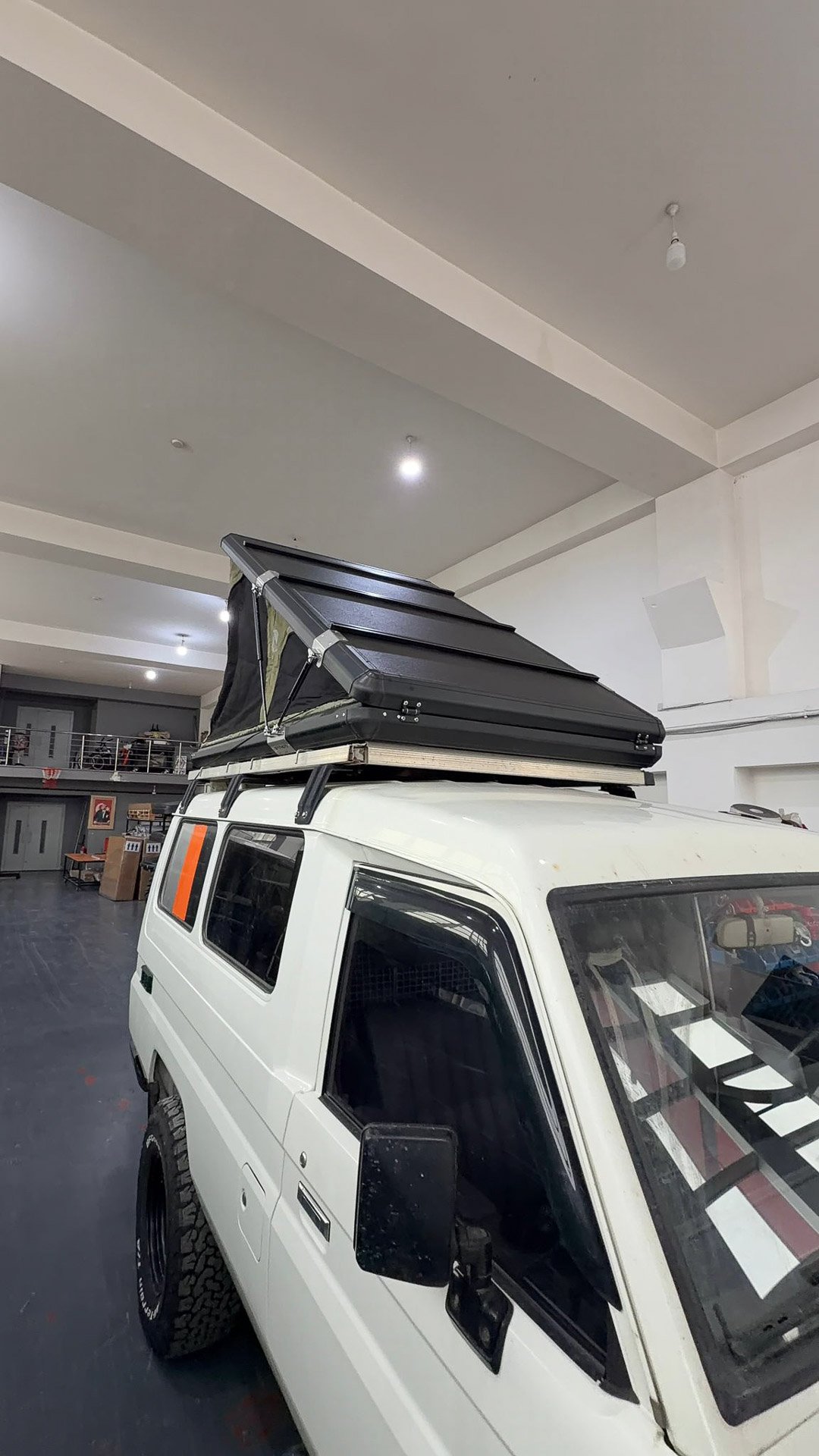brotherscamp-aluminium-rooftop-tent-triangle (8)-2 Brothers Camp aluminium rooftop tent in closed position mounted on a 4x4 vehicle