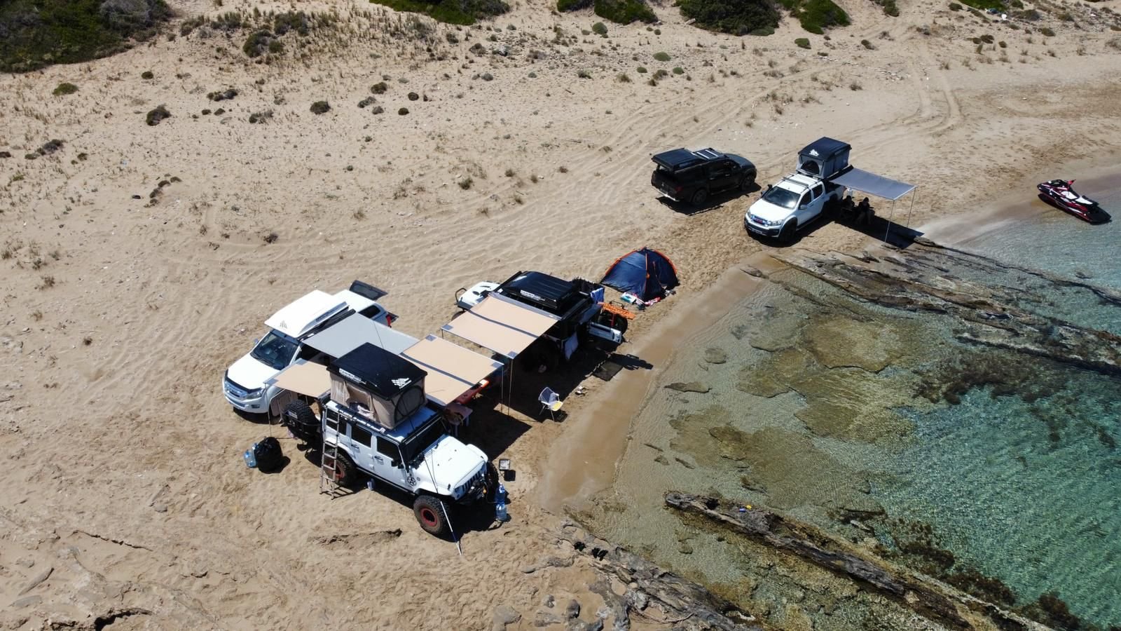 Πλαϊνή τέντα αυτοκινήτου σε camping με σκηνή οροφής.