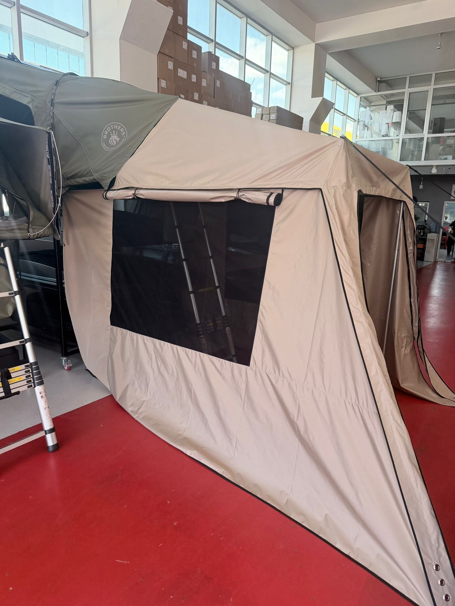 Επέκταση σκηνής οροφής BrothersCamp (Annex Room) τοποθετημένη σε σκηνή οροφής αυτοκινήτου