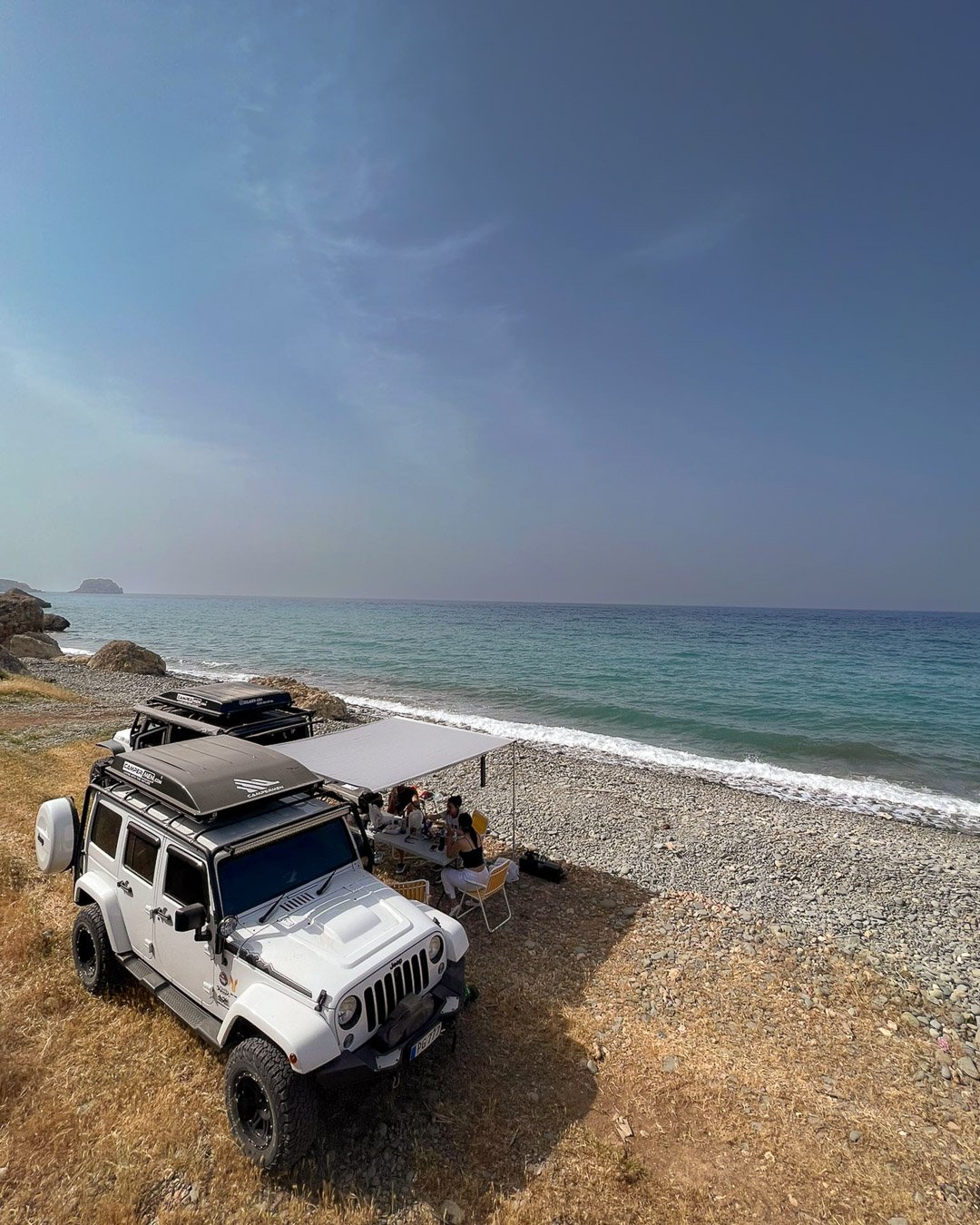 Τέντα αυτοκινήτου τοποθετημένη σε όχημα 4x4 δίπλα στη θάλασσα για camping και overlanding